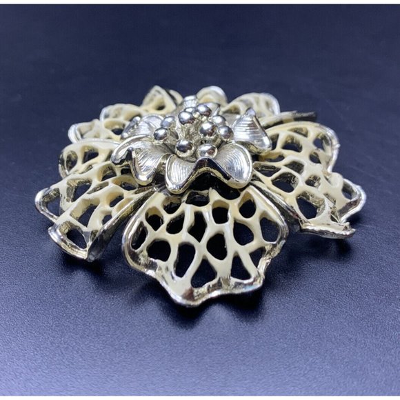 Flower Brooch Pin Cream Enamel Gold Tone Open Work Classic Vintage - Picture 4 of 8